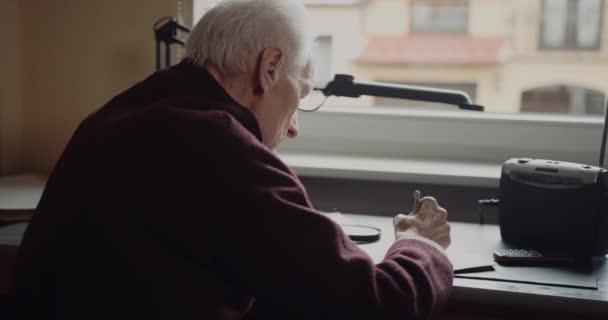 Ritratto di vecchio anziano in pensione. — Video Stock