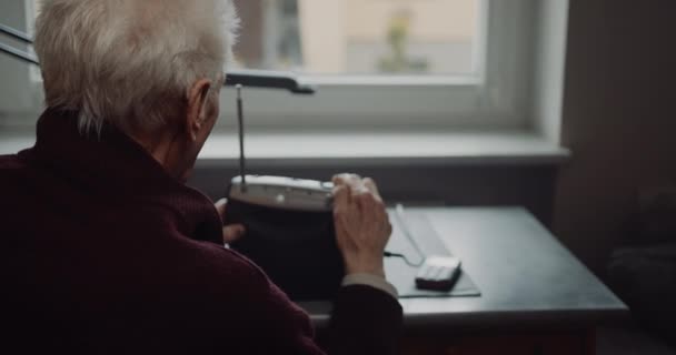 Portret staruszka na emeryturze. — Wideo stockowe
