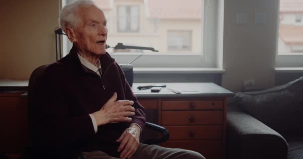 Portrait de vieil homme âgé retraité. — Video