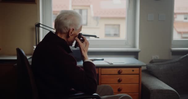 Portret van een gepensioneerde oude man. — Stockvideo