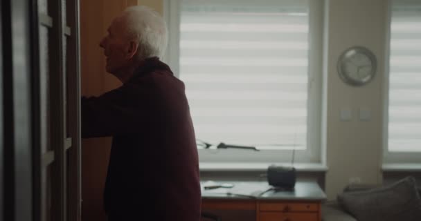Stary Emerytowany Starszy Mężczyzna Samotnie Domu — Wideo stockowe