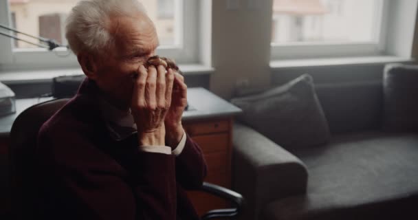 Idős Nyugdíjas Idős Férfi Egyedül Otthon — Stock videók