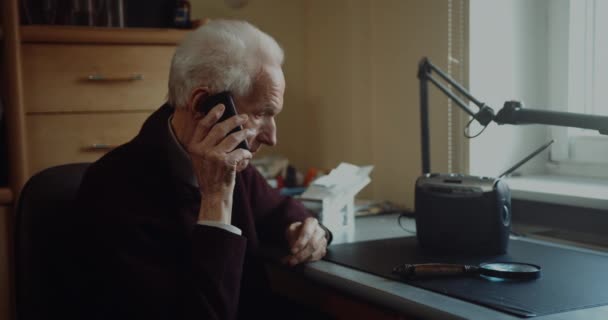 Yaşlı Emekli Yaşlı Yaşlı Yaşlı Adam Evde Tek Başına — Stok video