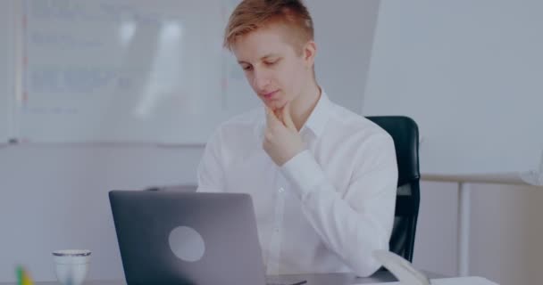 Overworked Worried Young Man Working Laptop Office Unsuccessful Happy Office — Video