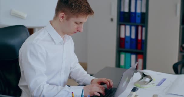 Man Typing Keyboard Laptop Computer Office Close Shot — Stock videók