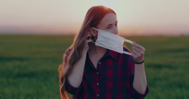 Νεαρή Γυναίκα Προστατευτική Μάσκα Προσώπου Covid Έννοια — Αρχείο Βίντεο