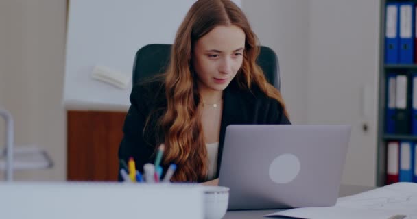 Средний Снимок Tensed Businesswoman Working Laptop Office Стрессовая Деловая Женщина — стоковое видео