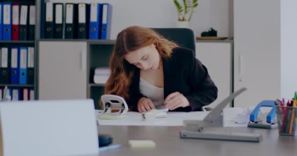 Средний Снимок Tensed Businesswoman Working Laptop Office Стрессовая Деловая Женщина — стоковое видео