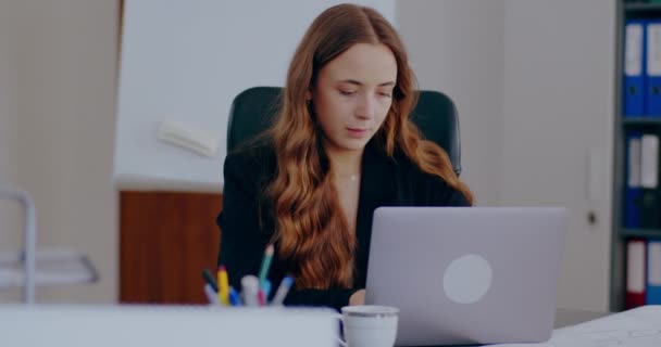 Medium Shot Tensed Businesswoman Working Laptop Office Stressed Businesswoman Office — ストック動画