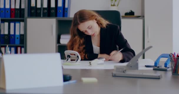 Medium Shot Tensed Businesswoman Working Laptop Office Stressed Businesswoman Office — Stockvideo