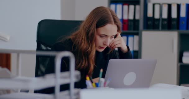 Medium Shot Tensed Businesswoman Working Laptop Office Stressed Businesswoman Office — Stok video