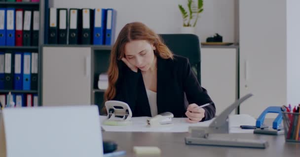 Средний Снимок Tensed Businesswoman Working Laptop Office Стрессовая Деловая Женщина — стоковое видео