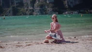 Yaz tatilinde adada bir kadın. Düşünme zamanı. Temiz hava ve özgürlük kavramı..