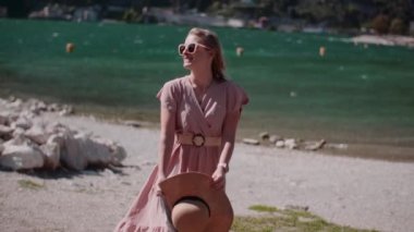 Yaz tatilinde adada bir kadın. Düşünme zamanı. Temiz hava ve özgürlük kavramı..