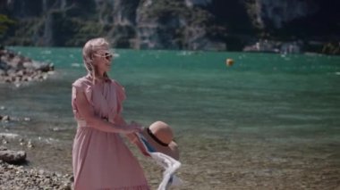 Yaz tatilinde adada bir kadın. Düşünme zamanı. Temiz hava ve özgürlük kavramı..