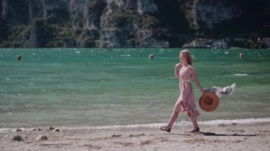 Yaz tatilinde adada bir kadın. Düşünme zamanı. Temiz hava ve özgürlük kavramı..