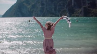 Yaz tatilinde adada bir kadın. Düşünme zamanı. Temiz hava ve özgürlük kavramı..