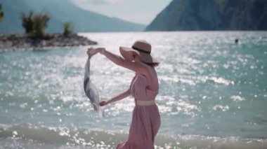 Yaz tatilinde adada bir kadın. Düşünme zamanı. Temiz hava ve özgürlük kavramı..