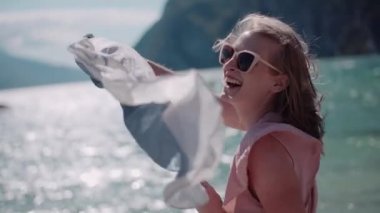 Yaz tatilinde adada bir kadın. Düşünme zamanı. Temiz hava ve özgürlük kavramı..