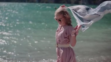 Yaz tatilinde adada bir kadın. Düşünme zamanı. Temiz hava ve özgürlük kavramı..