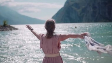 Yaz tatilinde adada bir kadın. Düşünme zamanı. Temiz hava ve özgürlük kavramı..