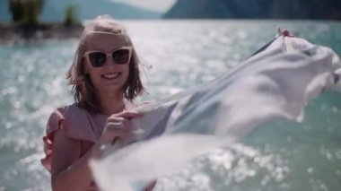 Yaz tatilinde adada bir kadın. Düşünme zamanı. Temiz hava ve özgürlük kavramı..