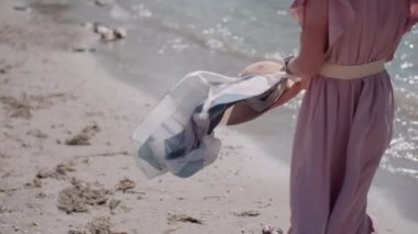 Yaz tatilinde adada bir kadın. Düşünme zamanı. Temiz hava ve özgürlük kavramı..