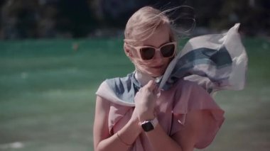 Yaz tatilinde adada bir kadın. Düşünme zamanı. Temiz hava ve özgürlük kavramı..