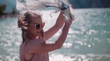 Yaz tatilinde adada bir kadın. Düşünme zamanı. Temiz hava ve özgürlük kavramı..