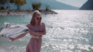 Yaz tatilinde adada bir kadın. Düşünme zamanı. Temiz hava ve özgürlük kavramı..