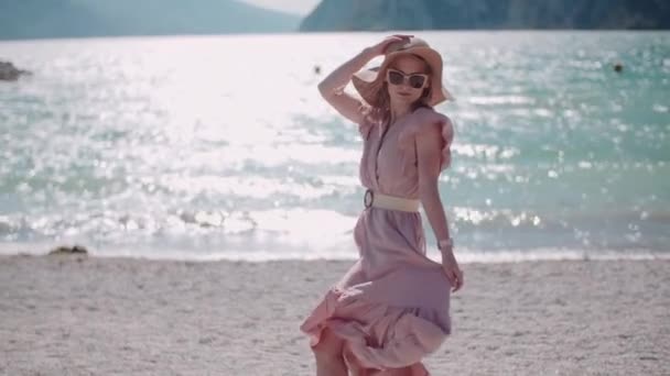 Mujer Vacaciones Verano Isla Hora Pensar Aire Fresco Concepto Libertad — Vídeos de Stock