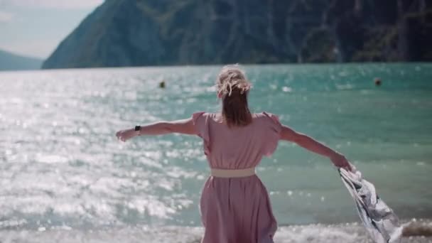 在岛上过暑假的女人 是时候想想了新鲜空气和自由概念 — 图库视频影像