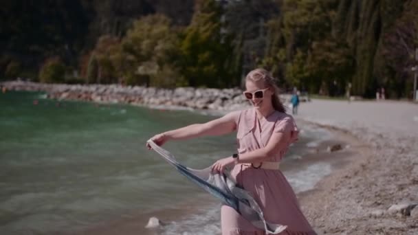 Donna Alle Vacanze Estive Sull Isola Ora Pensare Aria Fresca — Video Stock