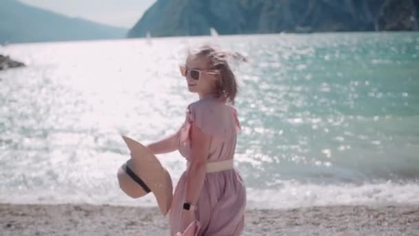 Donna Alle Vacanze Estive Sull Isola Ora Pensare Aria Fresca — Video Stock