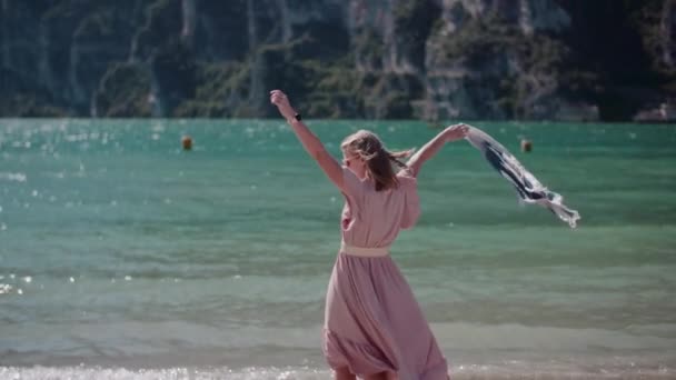 Mujer Vacaciones Verano Isla Hora Pensar Aire Fresco Concepto Libertad — Vídeo de stock