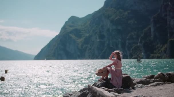 Θετική Χαμογελαστή Γυναίκα Στη Λίμνη Της Ακτής Χαλαρώνοντας Στις Διακοπές — Αρχείο Βίντεο