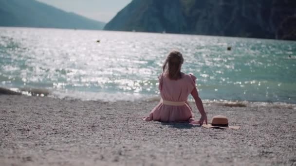 湖滨的一个积极的微笑的女人度假时放松 — 图库视频影像