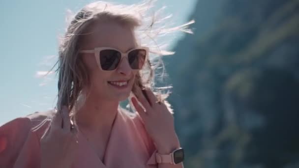 休日にリラックス湖の海岸で肯定的な笑顔の女性 — ストック動画