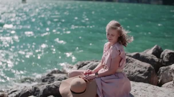 Θετική Χαμογελαστή Γυναίκα Στη Λίμνη Της Ακτής Χαλαρώνοντας Στις Διακοπές — Αρχείο Βίντεο