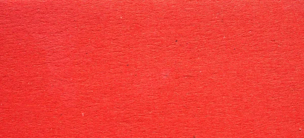 Kırmızı karton kutu ya da karton, boş ecru yüzeyi, metin eklemek için boş notla arkaplan ve doku