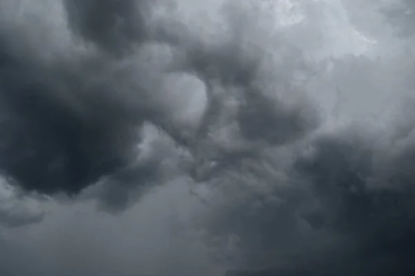 熱帯空の積乱雲形成 ニンバス移動 自然現象と灰色の雲の塊からの抽象的な背景 — ストック写真