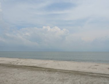 Deniz pürüzsüz ve Cumulus bulutu güzel mavi gökyüzünde, Khao Sam Roi Yot Ulusal Parkı 'ndaki kumsal plajında tatil aktiviteleri, Tayland