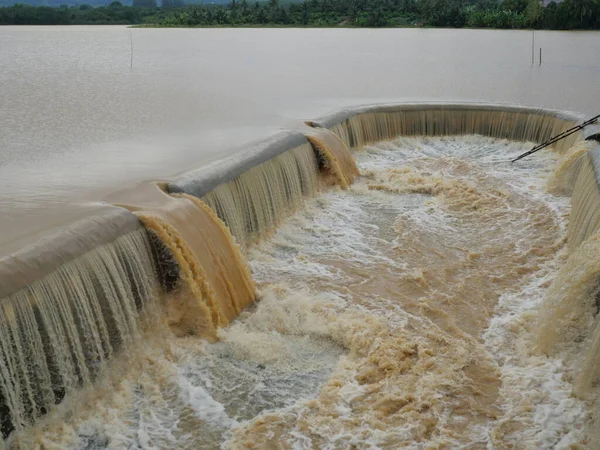 水路に注ぐダムの中の茶色の水 雨季の洪水 — ストック写真