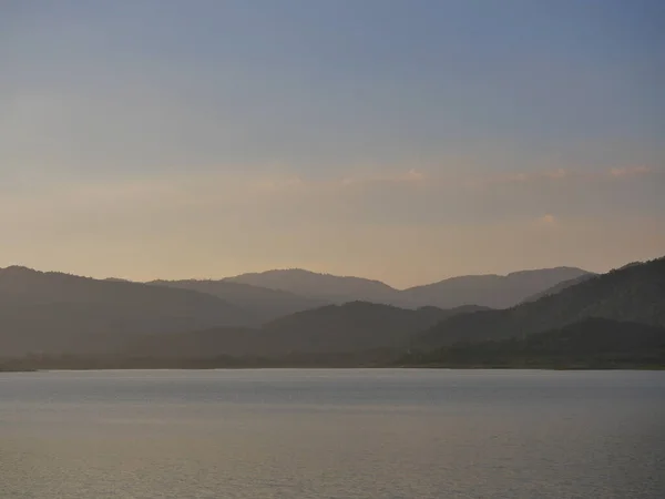 Silhueta Montanha Refletida Superfície Lago Pôr Sol Superfície Água Brilha — Fotografia de Stock