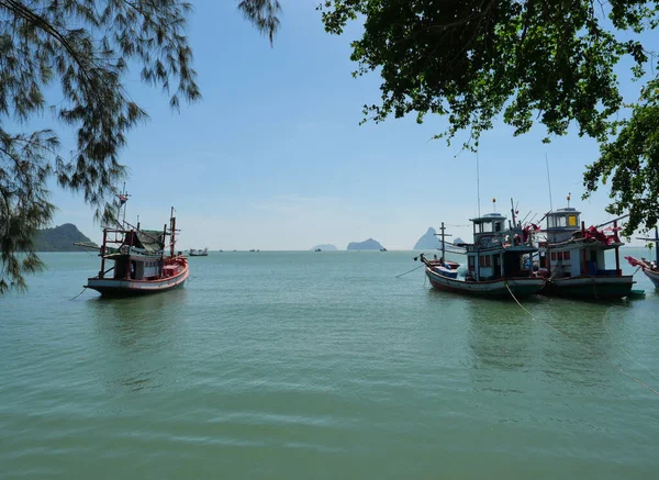 Trawler Fishing Boat Sea Mountain City Island Prachuap Bay Tree — стоковое фото