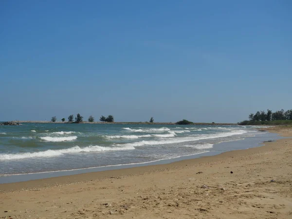 背景に青い空のビーチ 海の波が激しくタイのプランブリ森林公園の海岸に当たっていました — ストック写真