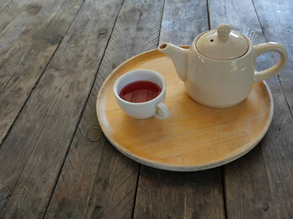Beyaz Fincanda Kırmızı Çay Gül Yaprakları Kahverengi Masada Ahşap Tepside — Stok fotoğraf