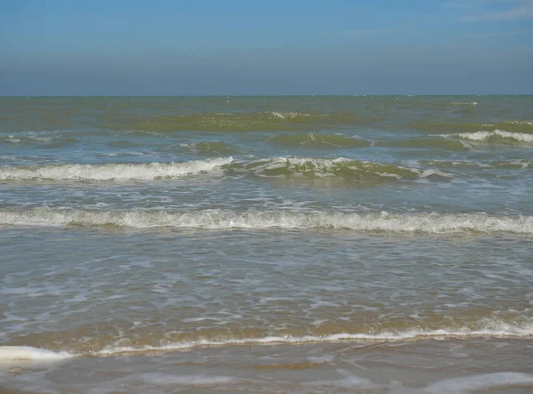 有白色气泡的海浪 绿色海水和航海景观背景 海滨海景 海浪及沙滩 — 图库照片