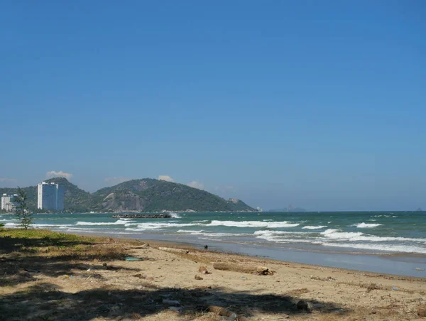 Praia Com Céu Azul Fundo Onda Mar Foram Violentamente Atingindo — Fotografia de Stock