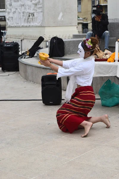 Bangkok Tayland - 5 Mayıs 2022: Beyaz Myanmar Maskesi Ratchadamnoen Bulvarı 'ndaki Demokrasi Anıtı' nda kadınların halka açık alanlarda dans etmesi